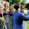 Sorbische Mädchen mit Volksmusikanten in Schleife - 1980