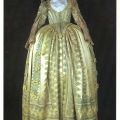 Historisches Museum Dresden - Damenkleid aus gelbem Seidenatlas mit Klöppelspitze, Mieder und Überrock, um 1610 Sächsische Arbeit - 1982