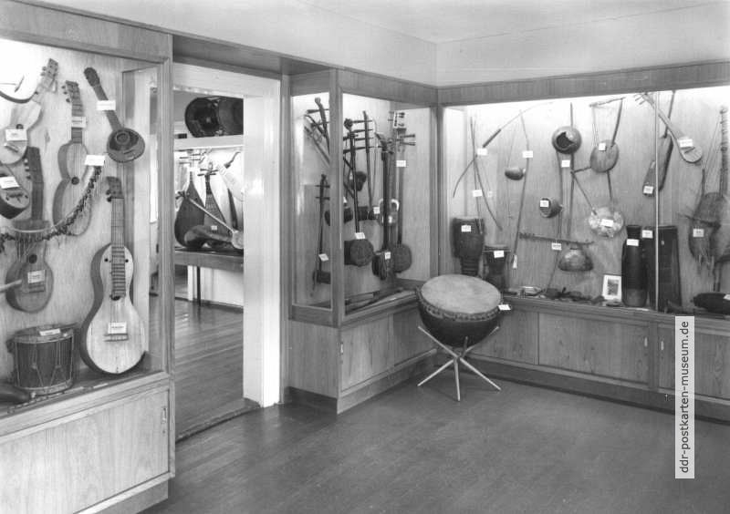 Musikinstrumenten-Museum, Instrumente aus Amerika, China und Afrika v. l . n. r. - 1970