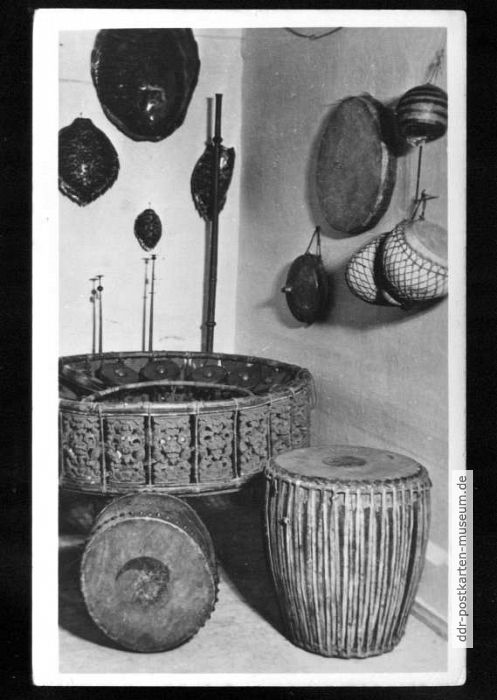 Musikinstrumente im Gewerbemuseum - Blick ins kleine Asienzimmer - 1956 / 1960