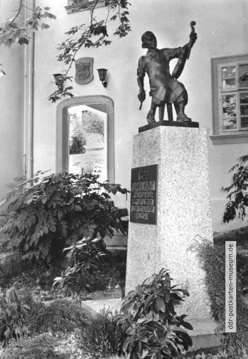 Musikinstrumenten-Museum, Geigenmacherdenkmal vor dem Museum - 1971 / 1978