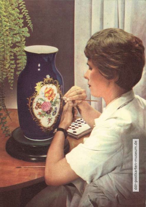 VEB Staatliche Porzellan-Manufaktur, Junge Malerin an Vase von Prof. Börner - 1964