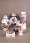 Porzellansammlung, Ensemble von Geschenkartikeln mit reicher bunter Blumenmalerei - 1982