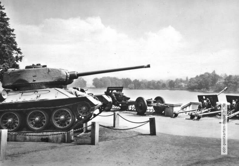 Panzer und Geschichte auf dem Freigelände am Marmorpalais - 1968