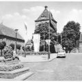Marktplatz mit Ehrenhain und St. Georgs-Kirche - 1973
