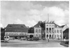 Marktplatz mit Rathaus und Hotel "Goldene Kugel" - 1961