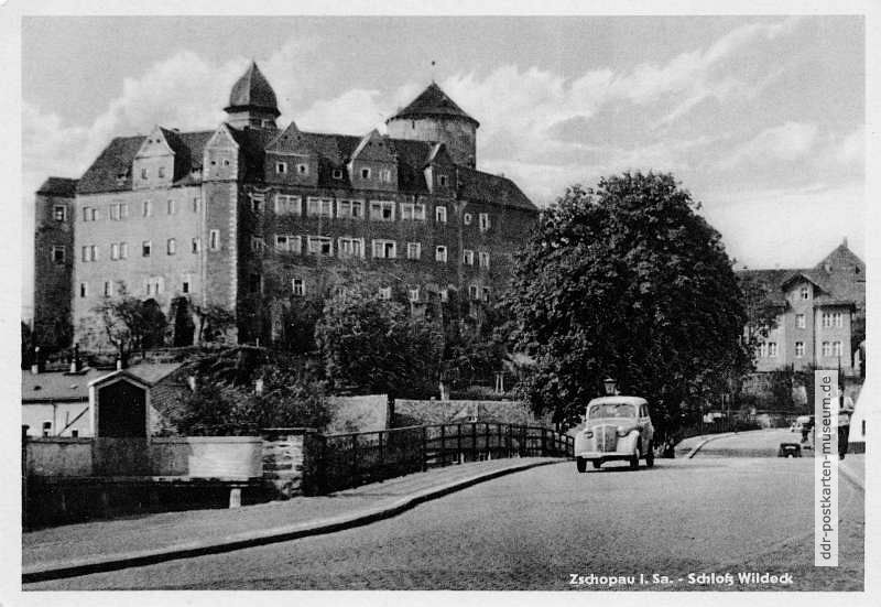 Nachkriegs-PKW am Schloß Wildeck in Zschopau - 1958