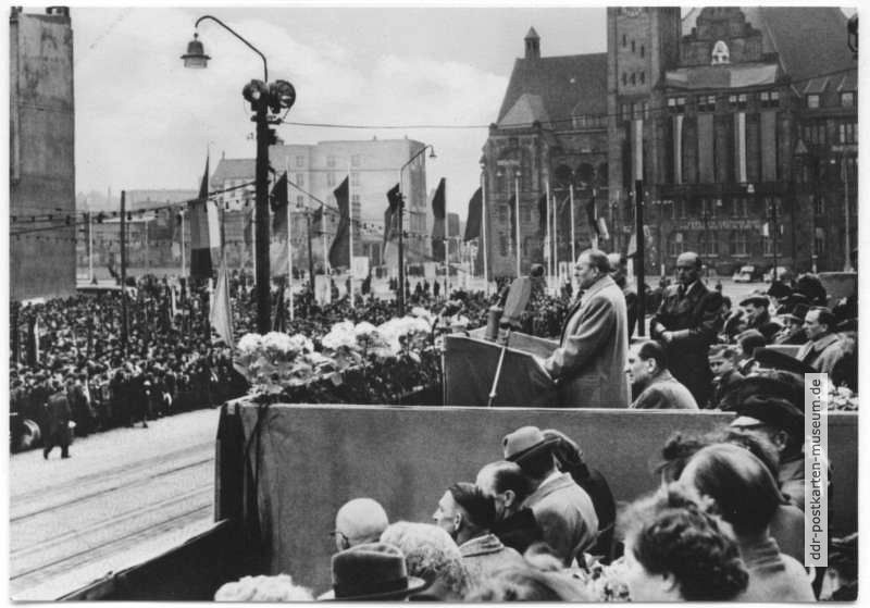 Ministerpräsident Otto Grotewohl vollzieht am 10.5.1953 die Umbenennung der Stadt Chemnitz in Karl-Marx-Stadt - 1968