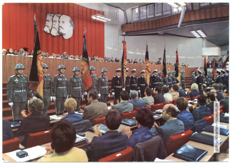 VIII. Parteitag der SED 1976, Fahnengruppe der NVA-Delegation - 1976