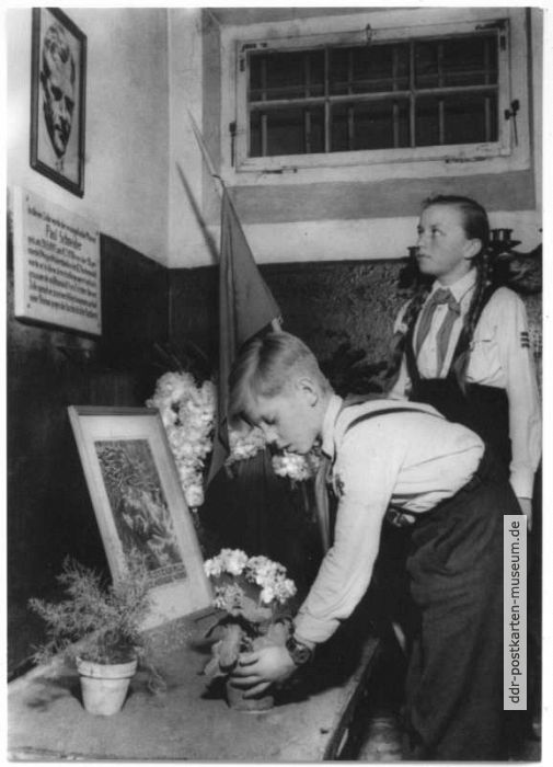 Gedenkstätte im ehemaligen KZ Buchenwald, Pioniere legen Kränze nieder - 1959
