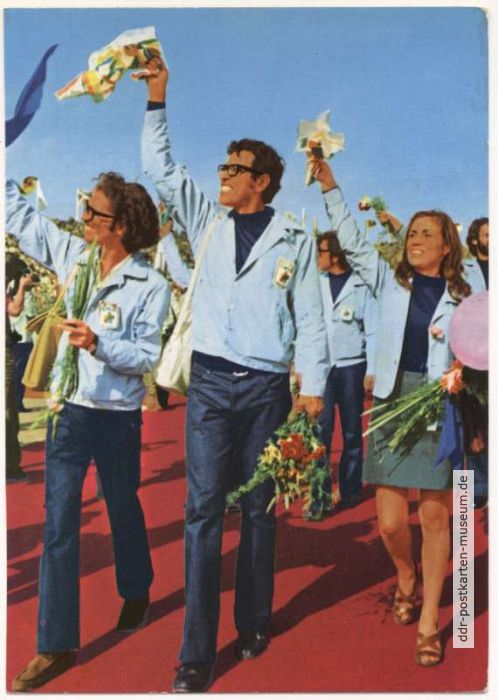 Weltfestspiele 1973 - begeisterte Sprechchöre empfangen die chilenischen Jugendlichen - 1973