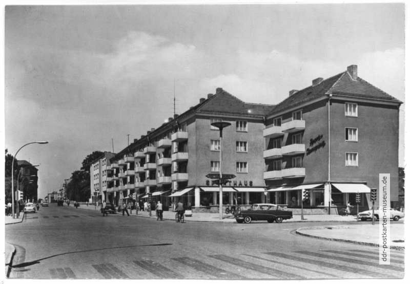 Berliner Straße, Ecke Fehrbelliner Straße mit Fachgeschäft "Sporthaus" - 1968