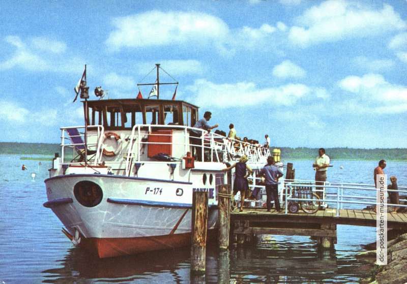 Ausflugsschiff "Fontane" an der Anlegestelle des FDGB-Ferienojekts Klink - 1978