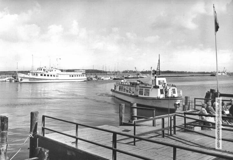 Stralsund, Fahrgastschiff "Der Stralsunder" von Altefähr kommend - 1976