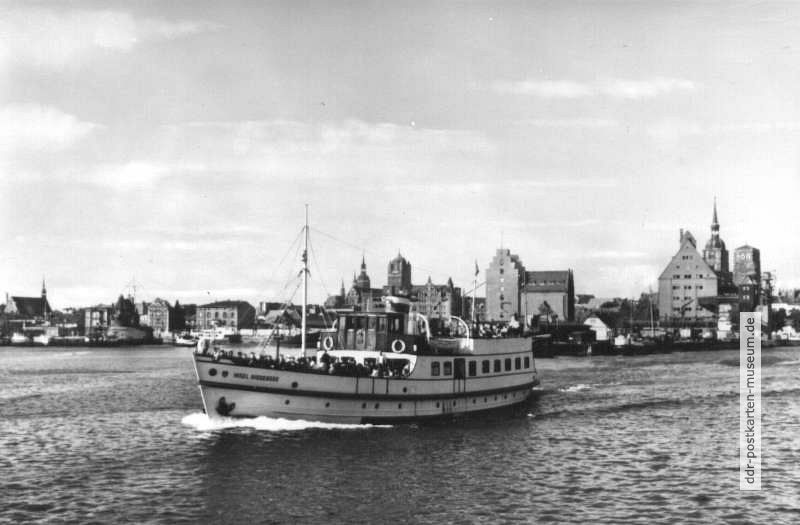 MS "Insel Hiddensee" der Weißen Flotte Stralsund bei der Ausfahrt in Stralsund - 1979