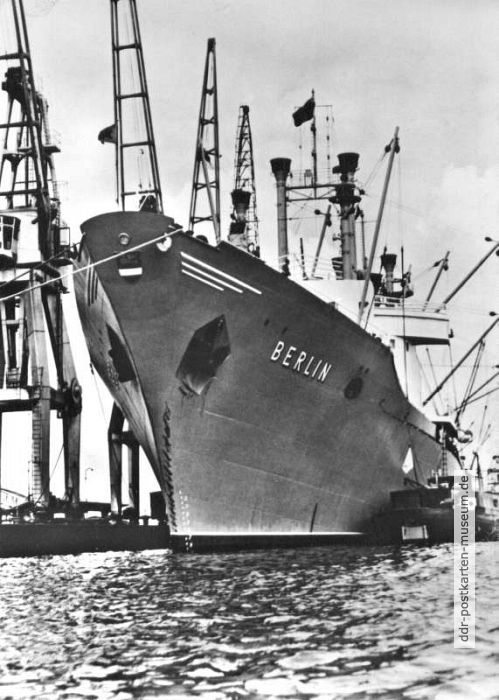 10.000-Tonnen-Frachter "Berlin" im Rostocker Hafen - 1960