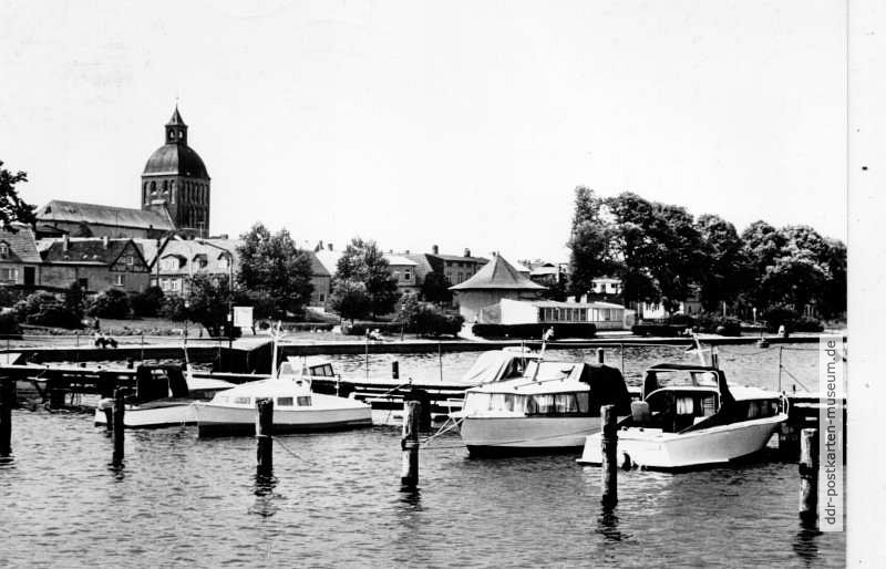 Motorboote im Jachthafen von Ribnitz-Damgarten - 1980