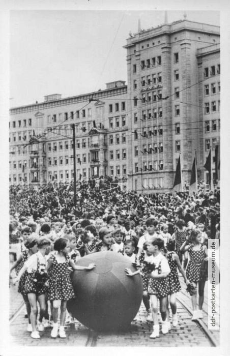 II.Deutsches Turn- und Sportfest 1956 in Leipzig, die jüngsten Teilnehmer im Festzug - 1956