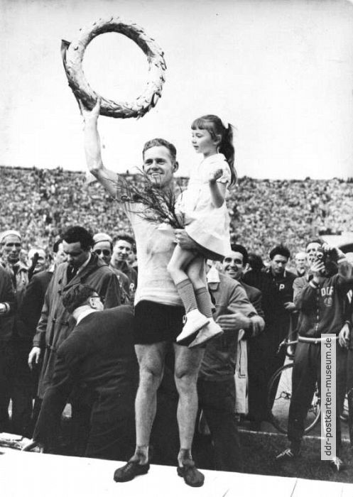 Friedensfahrt 1959, Gesamtsieger "Täve" Schur auf dem Siegerpodest in Warschau - 1959