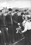 Junge Pioniere begrüßen die Fußballmannschaft von Torpedo Moskau - 1955