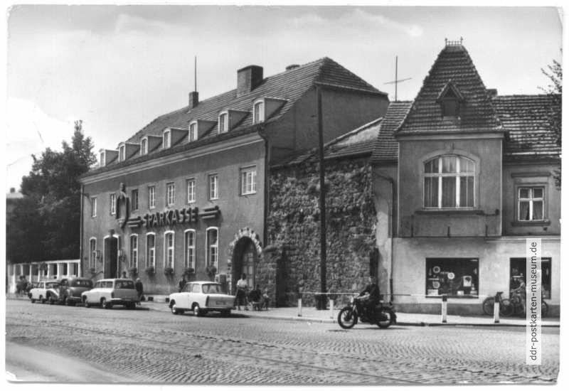 Große Straße mit Rest der alten Stadtmauer, Sparkasse - 1977
