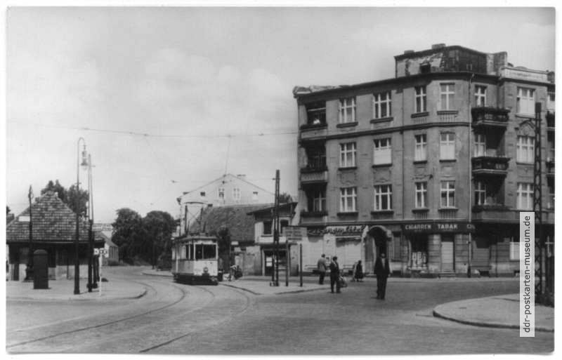 Ruhlsdorfer Platz mit Straßenbahn-Haltestelle - 1960