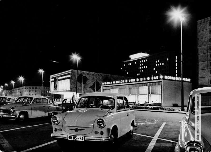 Trabant P 80 nachts in der Karl-Marx-Allee vor der Mocca-Milch-Eis-Bar - 1968erlin-1968
