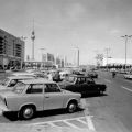 Trabant 601 auf dem Parkstreifen der Berliner Karl-Marx-Allee - 1970