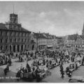 Wochenmarkt auf dem Marktplatz mit Rathaus - 1958