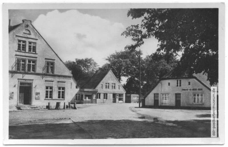 Wiek / Rügen, Marktplatz mit Sparkasse - 1951