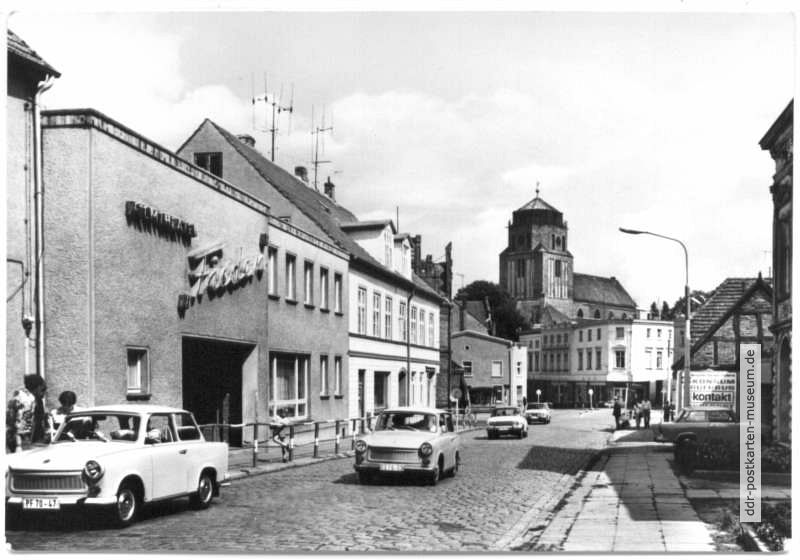 Chausseestraße, Filmtheater "Frieden" und Petrikirche - 1976