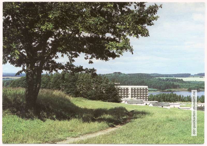 Blick zum Stausee und FDGB-Erholungsheim "Talsperre Zeulenroda" - 1989