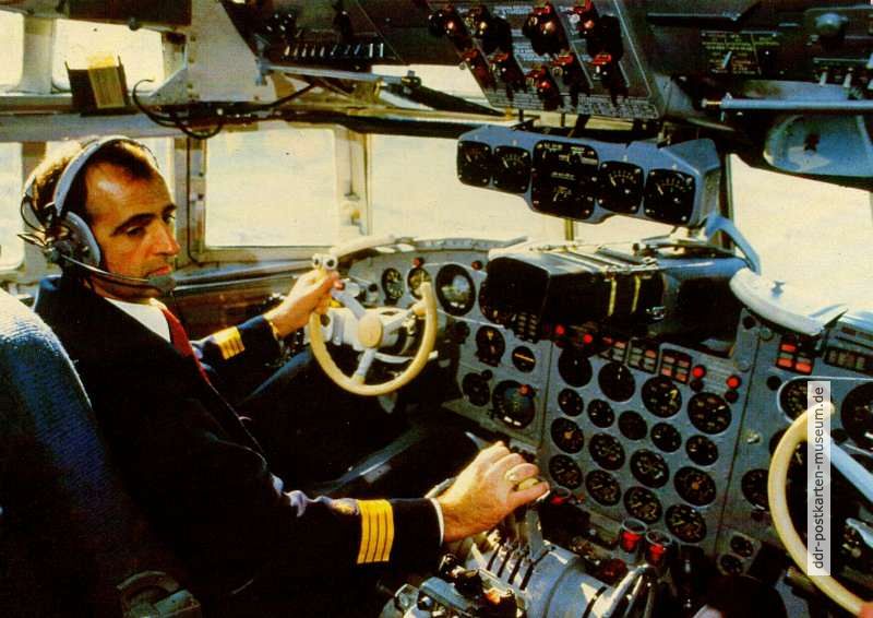 Flugkapitän im Cockpit einer IL-18 der Interflug - 1982