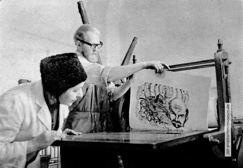 Grafikerin Professor Lea Grundig in ihrem Atelier - 1973