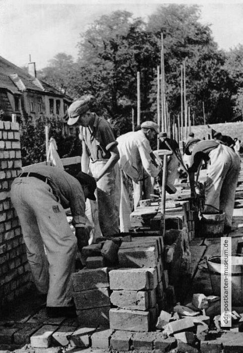 Maurer beim traditionellen Hausbau "Stein auf Stein" - 1953