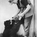 Tierpflegerin mit Jungbären im Tierpark Görlitz - 1985