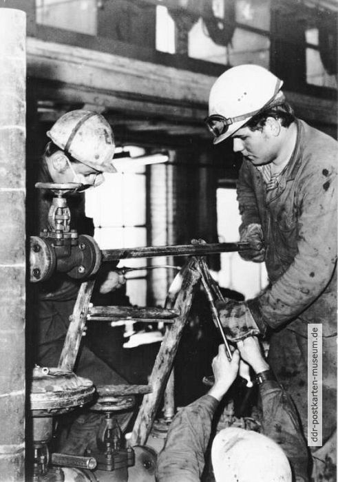 Rohrschlosser bei der Arbeit im VEB Stahl- und Walzwerk Riesa - 1975