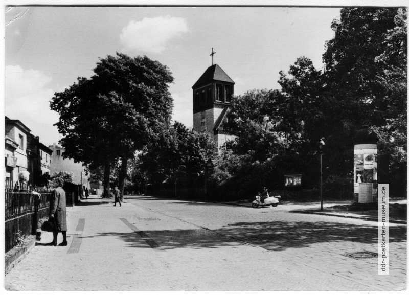 Hauptstraße mit Dorfkirche - 1969