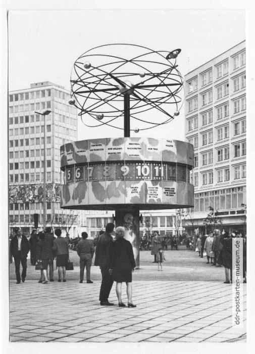 Alexanderplatz, Uraniasäule mit Weltzeituhr - 1969