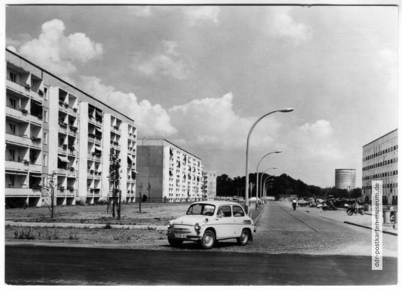 Cottbus-Ost, Otto-Grotewohl-Straße mit PKW "Zastava" - 1973