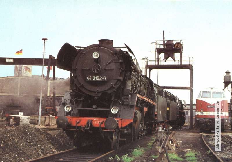 Dampflok 44 0152-7 (Baujahr 1937) im Bahnbetriebswerk Rostock - 1982