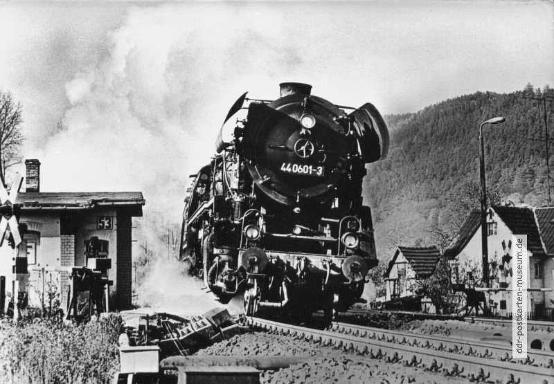 Dampflok 44 0601-3 mit Güterzug bei Uhlstädt - 1982