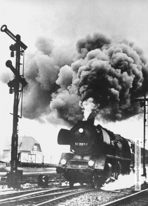 Dampflok 50 3557-1 mit Güterzug bei der Ausfahrt in Wernigerode - 1982
