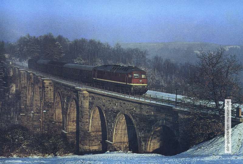 Viadukt im Syratal bei Plauen mit E-Lok 132 687 und P 6686 - 1990
