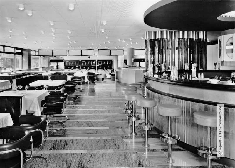 Berlin - "Spree-Bowling-Bar" im Palast der Republik - 1977
