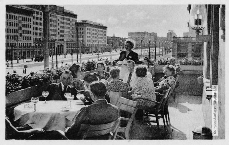 Berlin, Terrasse vom "Cafe Warschau" an der Stalinallee - 1953