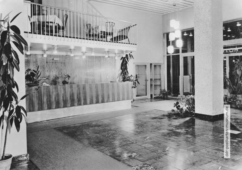Eisenhüttenstadt, Empfangshalle mit Rezeption im HO-Hotel "Lunik" - 1965 / 1976