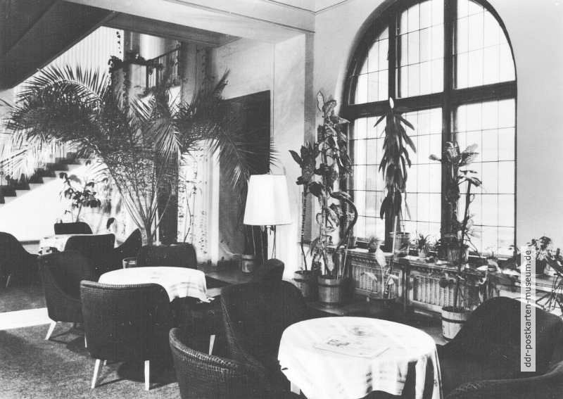 Neubrandenburg, HO-Hotel "Zu den vier Toren" mit Hotelhalle - 1969