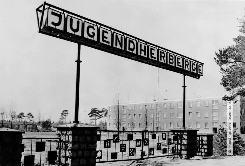 Glowe (Rügen), Eingang vom Jugendherbergsgelände - 1971