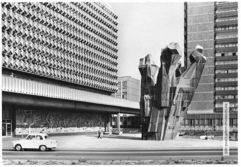 Ernst-Thälmann-Platz mit Monument (Faustdenkmal) - 1976